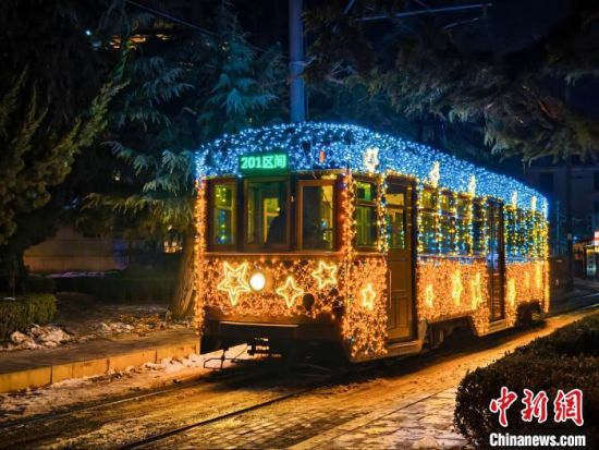 遼寧大連：百年有軌電車披上“光影外衣”